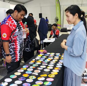 MOC stduent - Pham Thi Yen invites visitor to pick one card