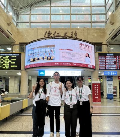 At Shanghai Seventh
People’s Hospital –
Low Tze Ti, Hue Wai Kay, Chan Qi and Cheong Jia Jing (left to right) – during the
summer school visit.