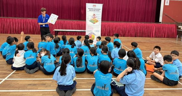 Explaination about balanced diet to school children