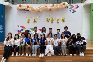 The organising committee of SA Week together with the lucky draw winners during the closing ceremony.