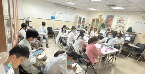 Multidisciplinary discussion on patient care involving doctors, nurses, pharmacists, a dietitian and a social worker Multidisciplinary discussion on patient care involving doctors, nurses, pharmacists, a dietitian and a social worker