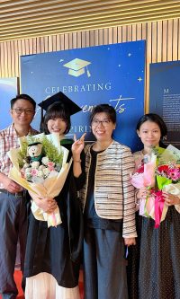 IMU Pharmaceutical Chemistry Graduate , Chan Jin Ling with her family {"ARInfo":{"IsUseAR":false},"Version":"1.0.0","MakeupInfo":{"IsUseMakeup":false},"FaceliftInfo":{"IsChangeEyeLift":false,"IsChangeFacelift":false,"IsChangePostureLift":false,"IsChangeNose":false,"IsChangeFaceChin":false,"IsChangeMouth":false,"IsChangeThinFace":false},"BeautyInfo":{"SwitchMedicatedAcne":false,"IsAIBeauty":false,"IsBrightEyes":false,"IsSharpen":false,"IsOldBeauty":false,"IsReduceBlackEyes":false},"HandlerInfo":{"AppName":2},"FilterInfo":{"IsUseFilter":false}}